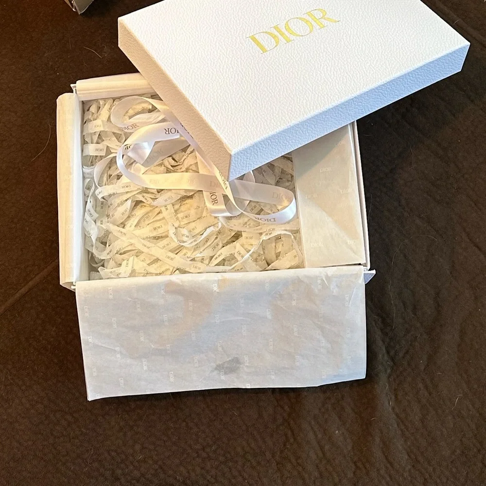 White pebble Dior Box with Ribbon - Picture 3 of 6